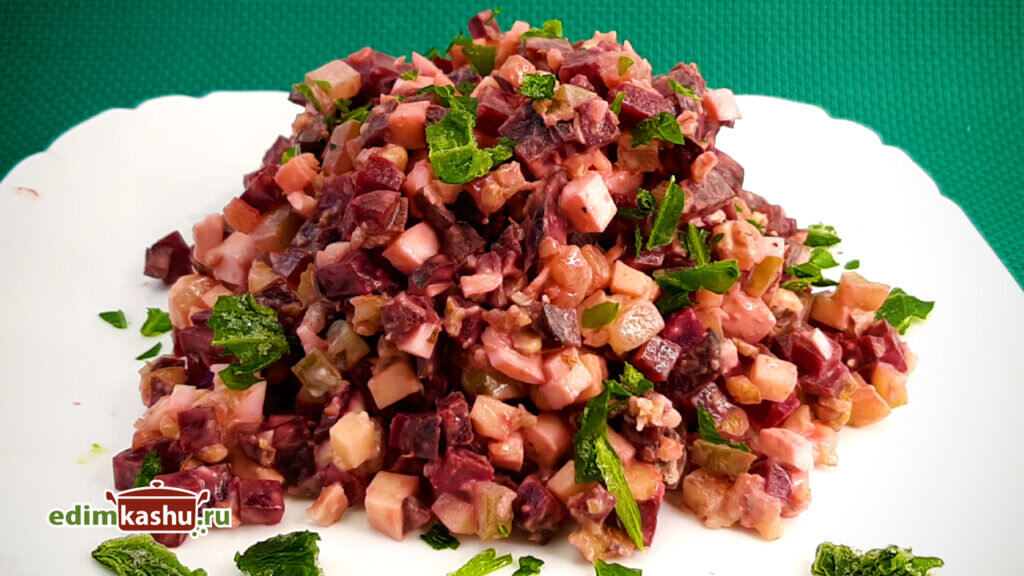 Свекольный салат с яйцами и сыром