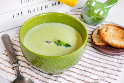 Крем-суп из брокколи с голубым сыром и гренками