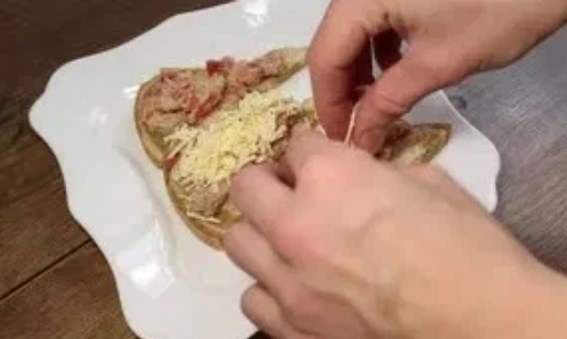 Сэндвич с тунцом и помидорами: быстро, просто и вкусно