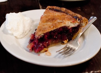 Уютный осенний пирог с клюквой и орехами: как приготовить восхитительный десерт