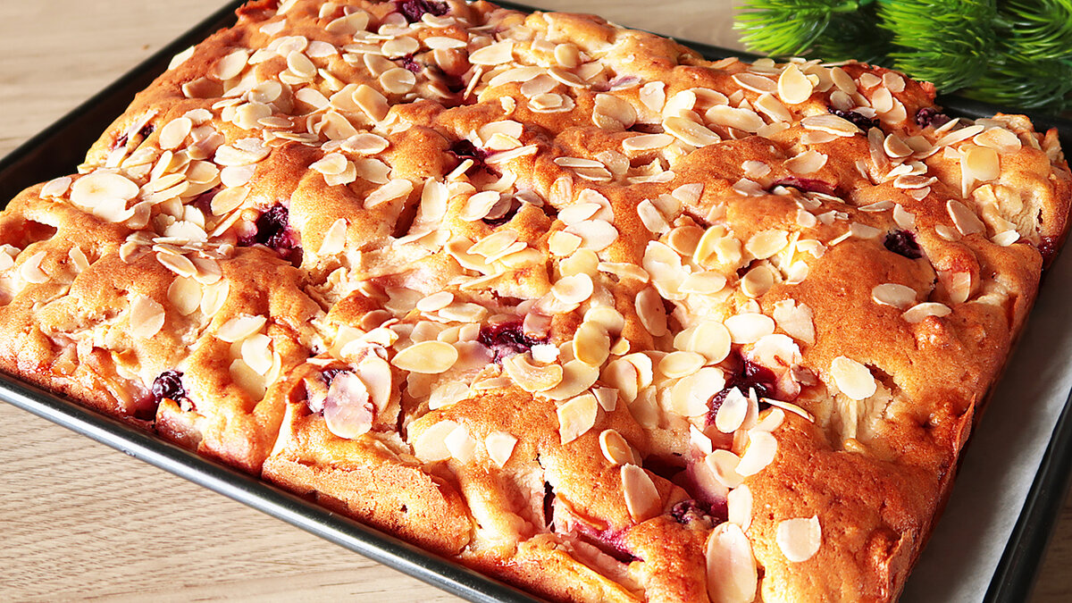 Нежный яблочный пирог с вишней: вкусный рецепт для чаепития