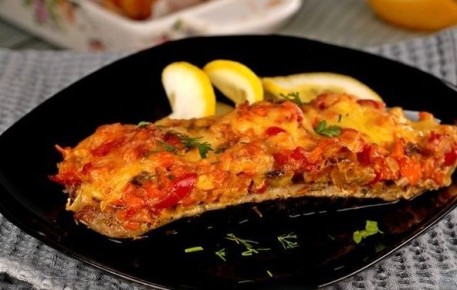 Запечённая скумбрия под грибной шубкой: восхитительный рецепт для вашего стола