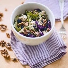 Летний салат с черникой: свежесть и яркость на вашем столе