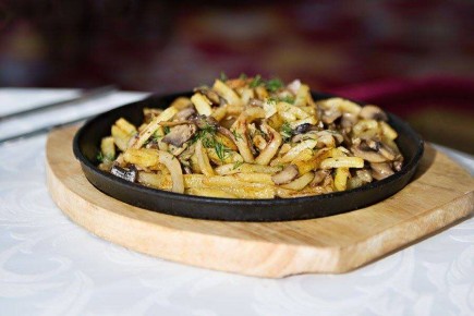 Жареный картофель с грибами и луком