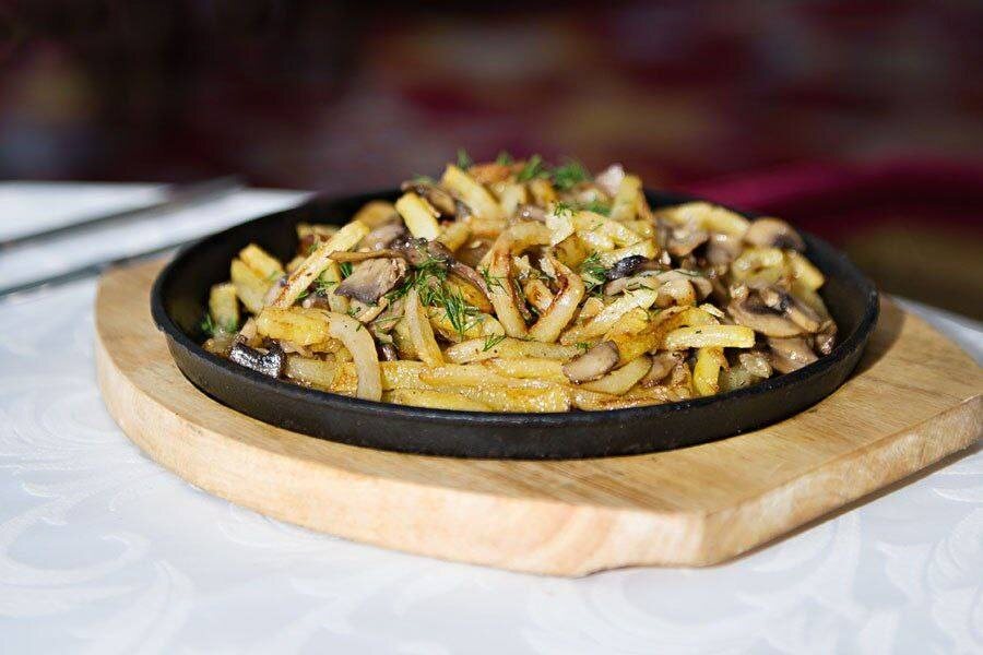 Жареный картофель с грибами и луком