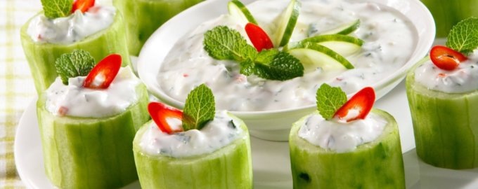 Угостите себя свежими огурцами с пикантным сырным кремом