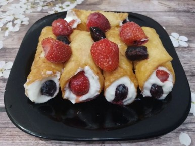 Нежные канноли: традиционный десерт с легким ягодным кремом