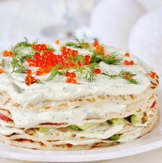 Непревзойдённый блинный торт с красной рыбой и авокадо