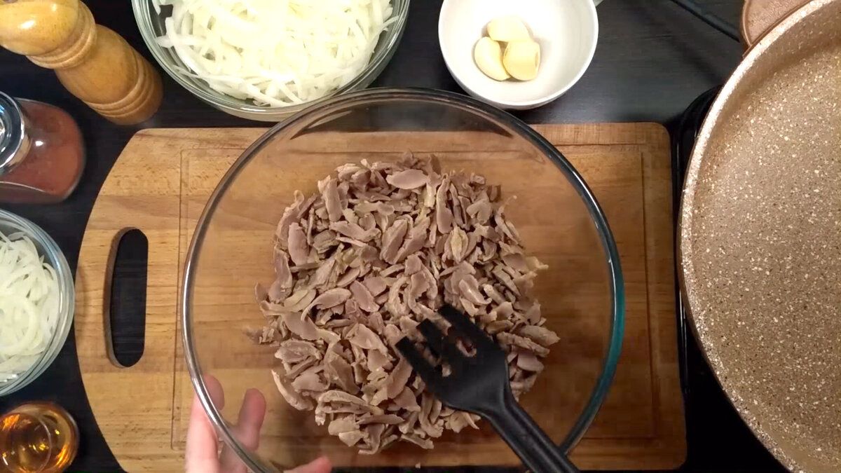 Вкусный и доступный закусочный салат из куриных желудочков