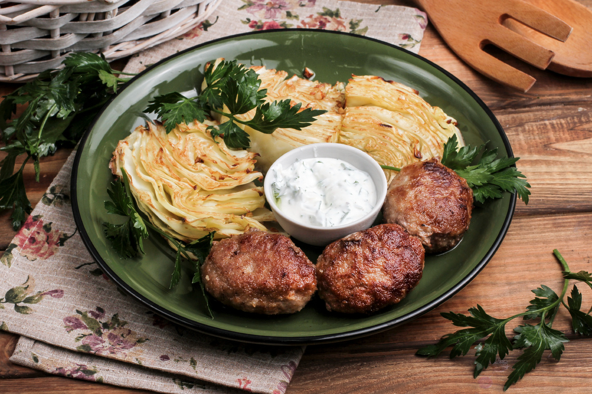 Создайте вкусные котлеты по рецепту домовенка Кузи с капустой и йогуртовым соусом