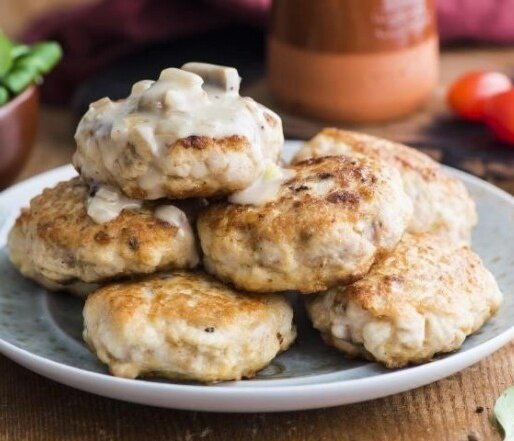Кулинарные хитрости: куриные биточки с нежным грибным соусом