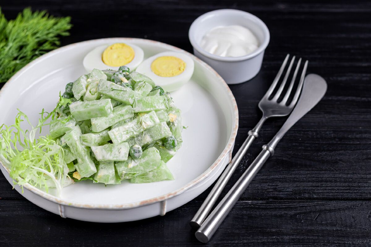 Кольраби с яйцом и зелёным соусом: вкусный и полезный рецепт