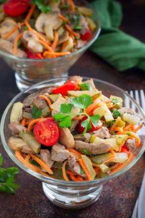 Сытный салат с куриной печенью и грибами: рецепт на каждый день