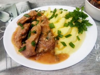 Нежное мясо, тушеное с луком и уникальными специями