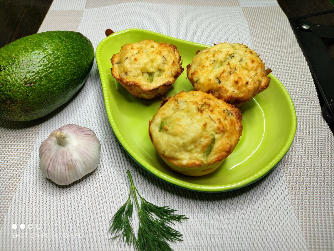 Необычные кето-маффины: Творожный вкус с нотками авокадо