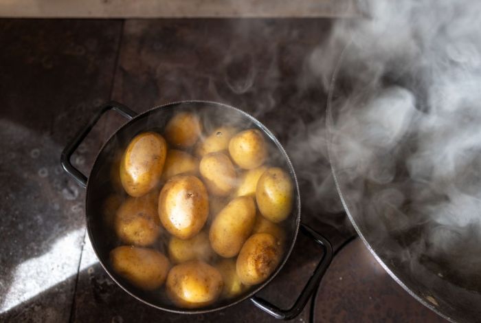 Врачи предупреждают: картофельный пар при простуде может быть опасен