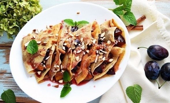 Нежные блины с ароматом корицы и сладкими сливами