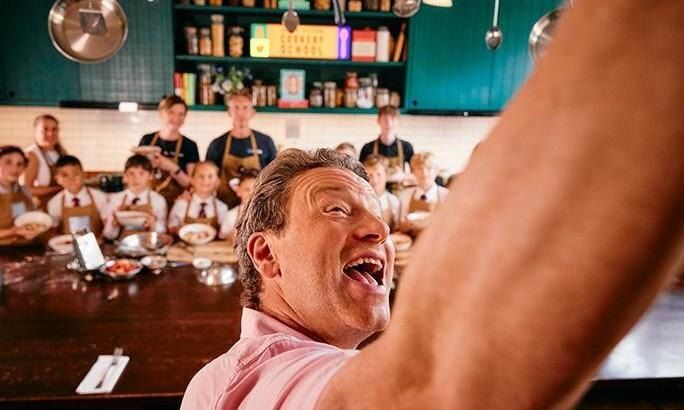 Джейми Оливер побил рекорд Гиннесса, проводя самый масштабный кулинарный мастер-класс