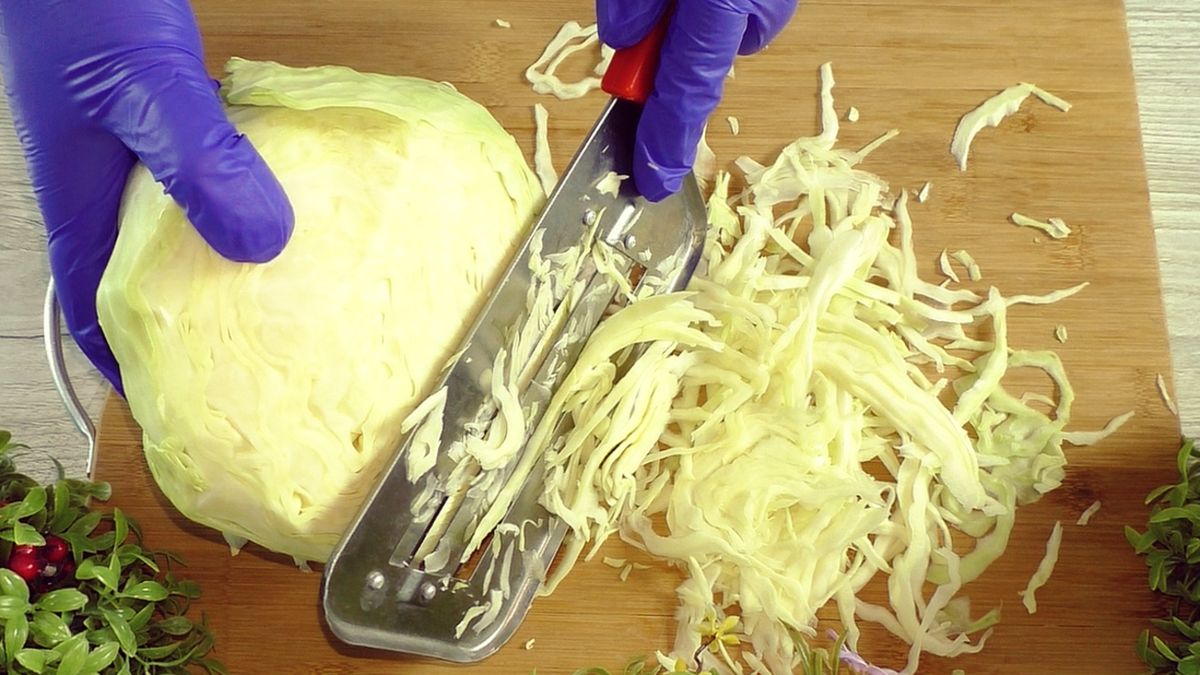 Салат с капустой и ягодами: интересный зимний рецепт