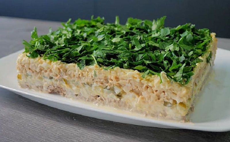 Новый взгляд на классический оливье: как сделать его тортом для новогоднего стола