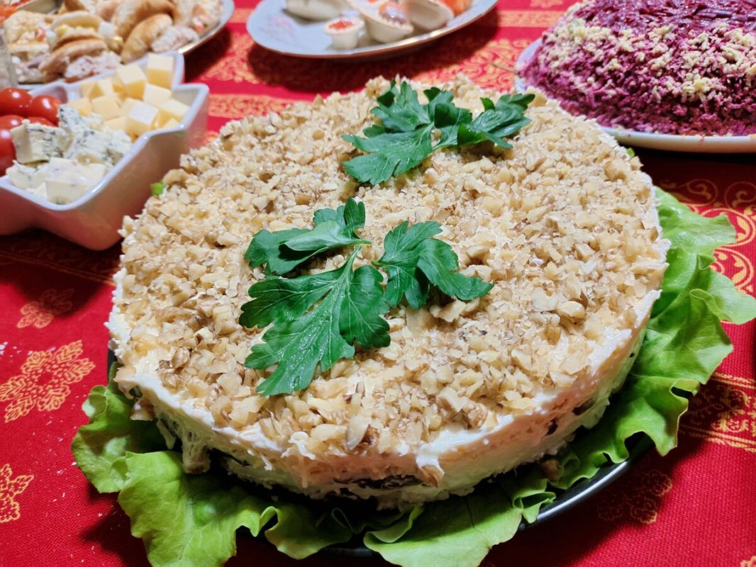 Слоеный салат «Любимый» с курицей и черносливом