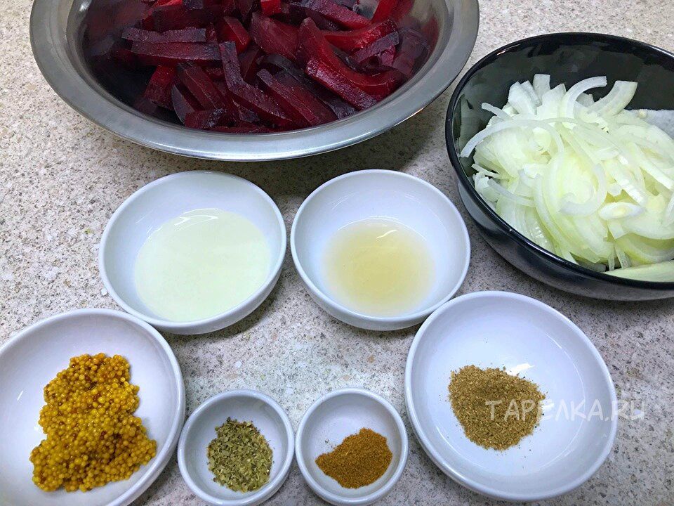 Пикантная закуска из свеклы: легкий и вкусный салат на любой стол