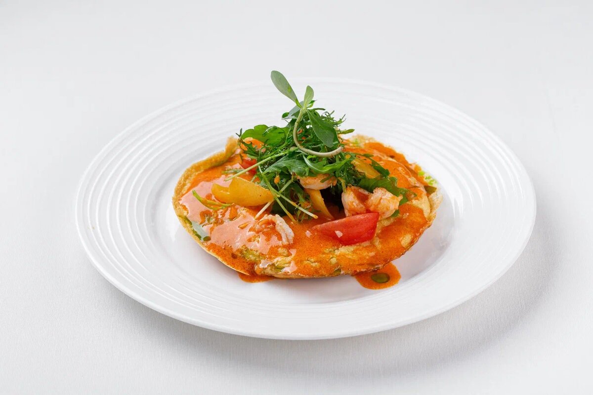 Вдохновляющий завтрак: Омлет с креветками и бисквайным соусом