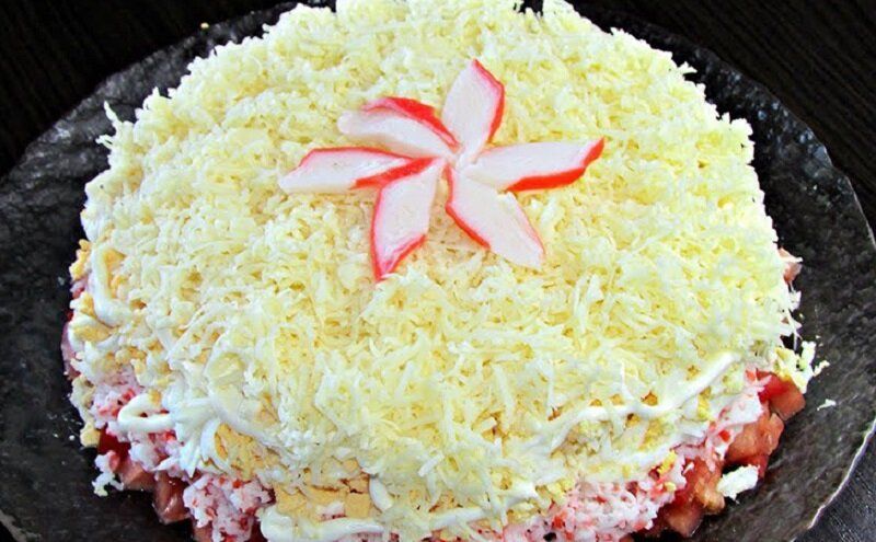 Нежный праздничный салат из крабовых палочек: доступный и вкусный