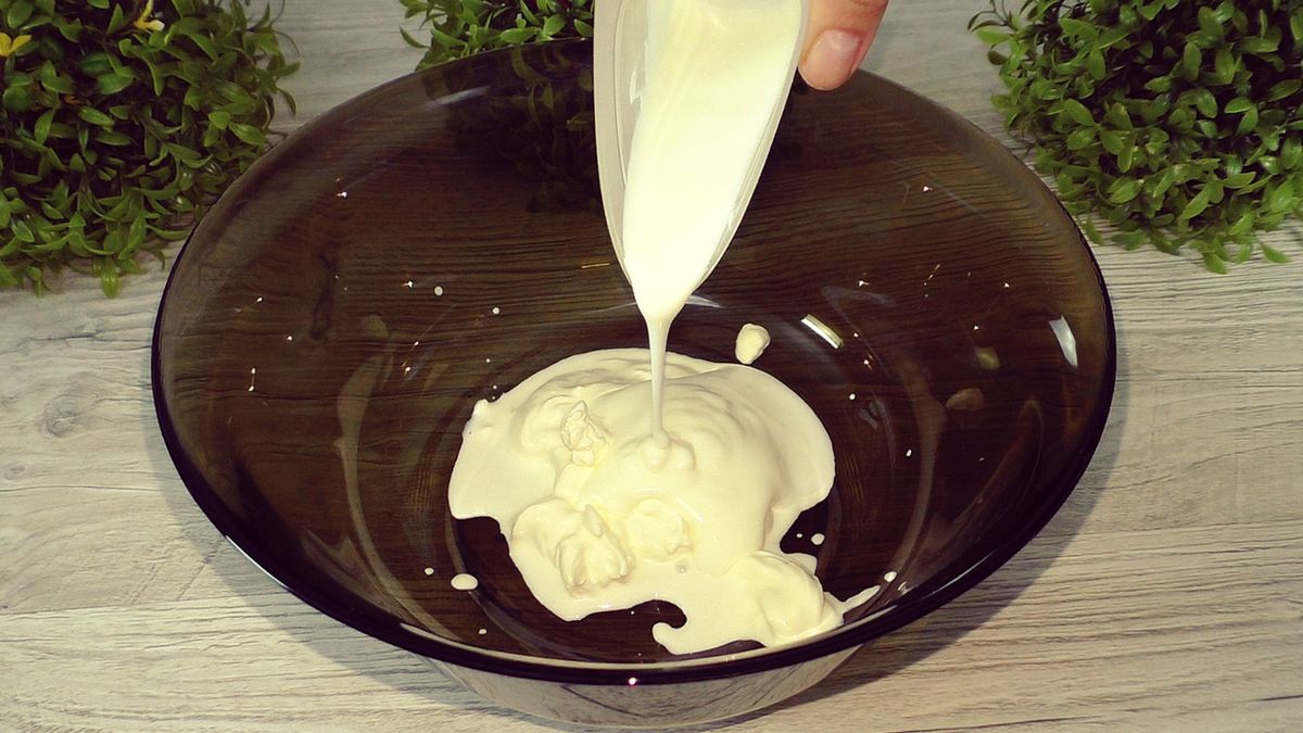 Простой медовый пирог с ягодами на радость всей семье