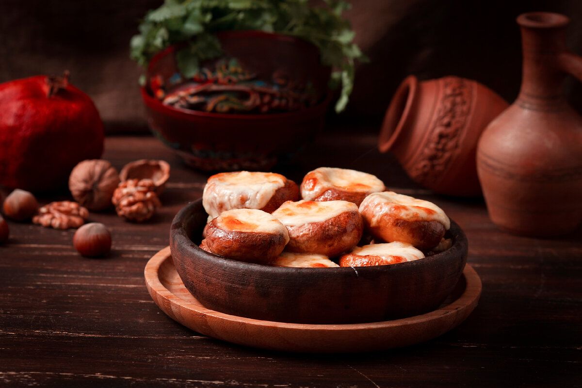 Вкусные запеченные шампиньоны с сырным жульеном