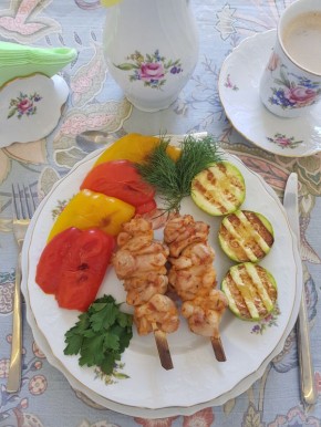 Нежные куриные шашлычки с ароматными овощами гриль