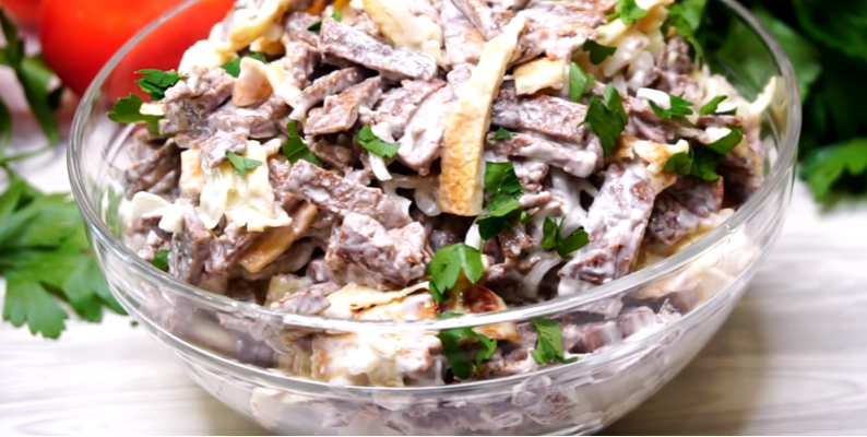 Неповторимый салат с куриной печенью, с которого начинается праздник на вашей кухне