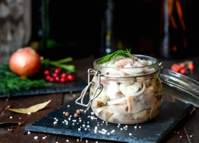 Как приготовить маринованную сельдь за 24 часа: проще, чем в магазине