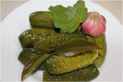 Как быстро засолить огурцы горячим способом