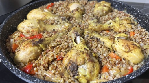 Простое и восхитительное блюдо: курица с гречкой и овощами в одной сковороде