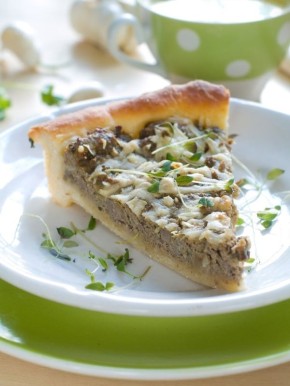 Нежный пирог с куриной печенью и карамелизированным луком