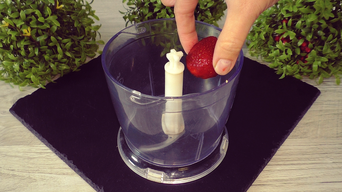 Освежающий молочный коктейль с клубникой и бананом для жарких дней