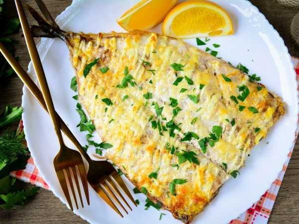 Ароматная скумбрия под сырной корочкой: простой рецепт на ужин