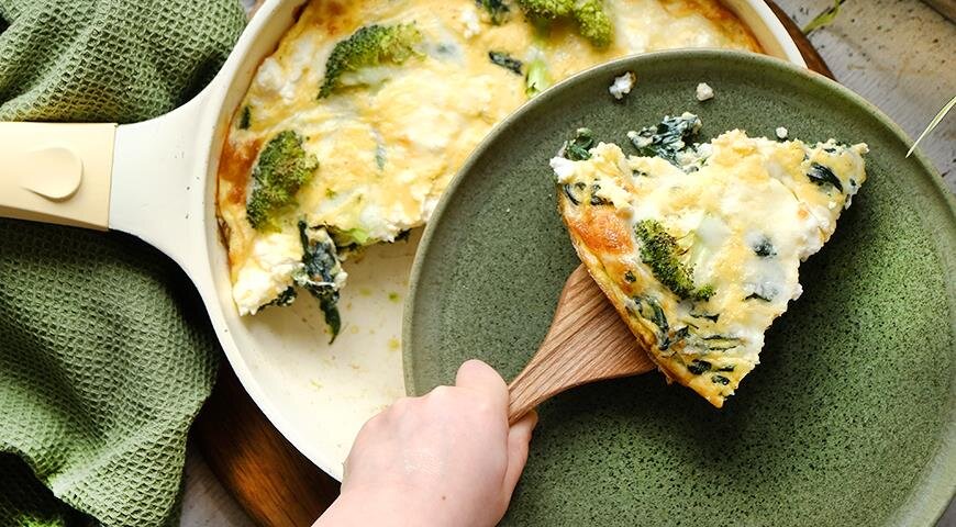 Нежный омлет со шпинатом и брокколи для гурманов
