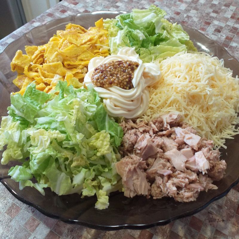 Легкий салат с тунцом и яичными блинчиками для вашего стола