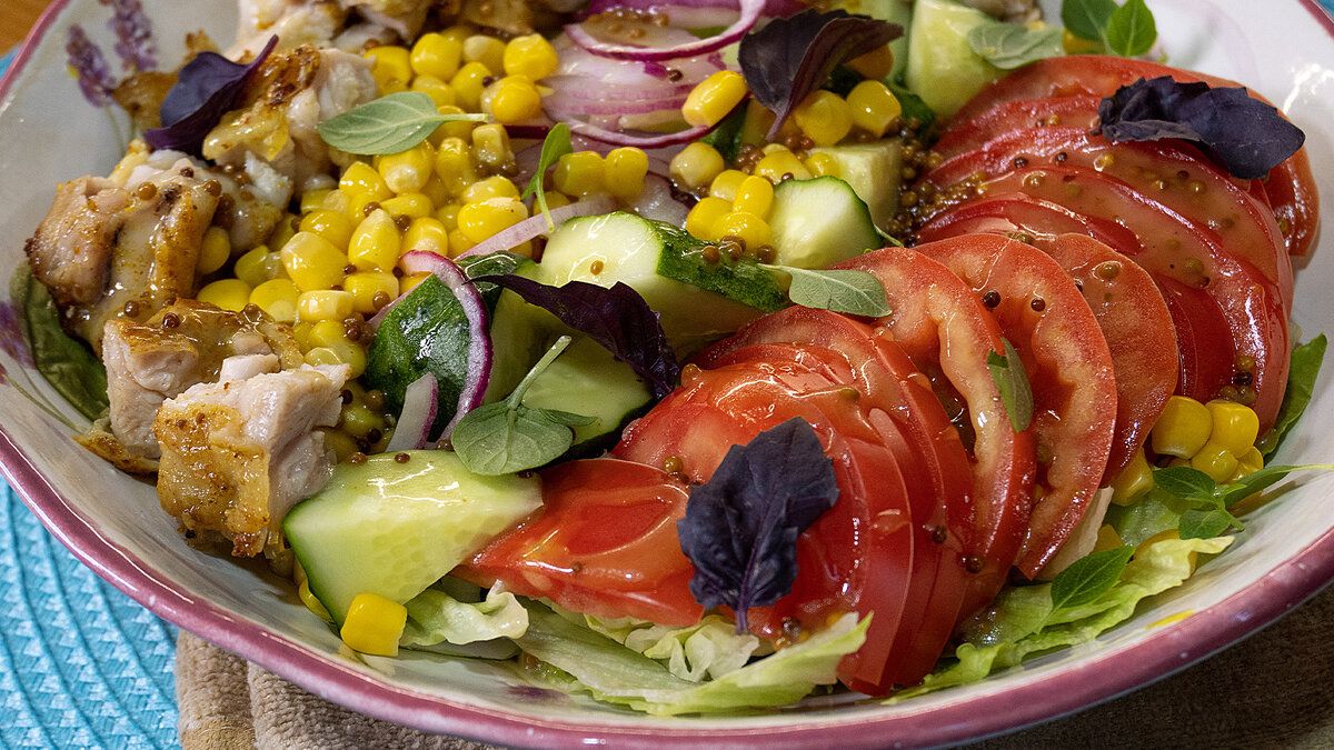 Вкусный салат за 15 минут: идеальное сочетание курицы и овощей