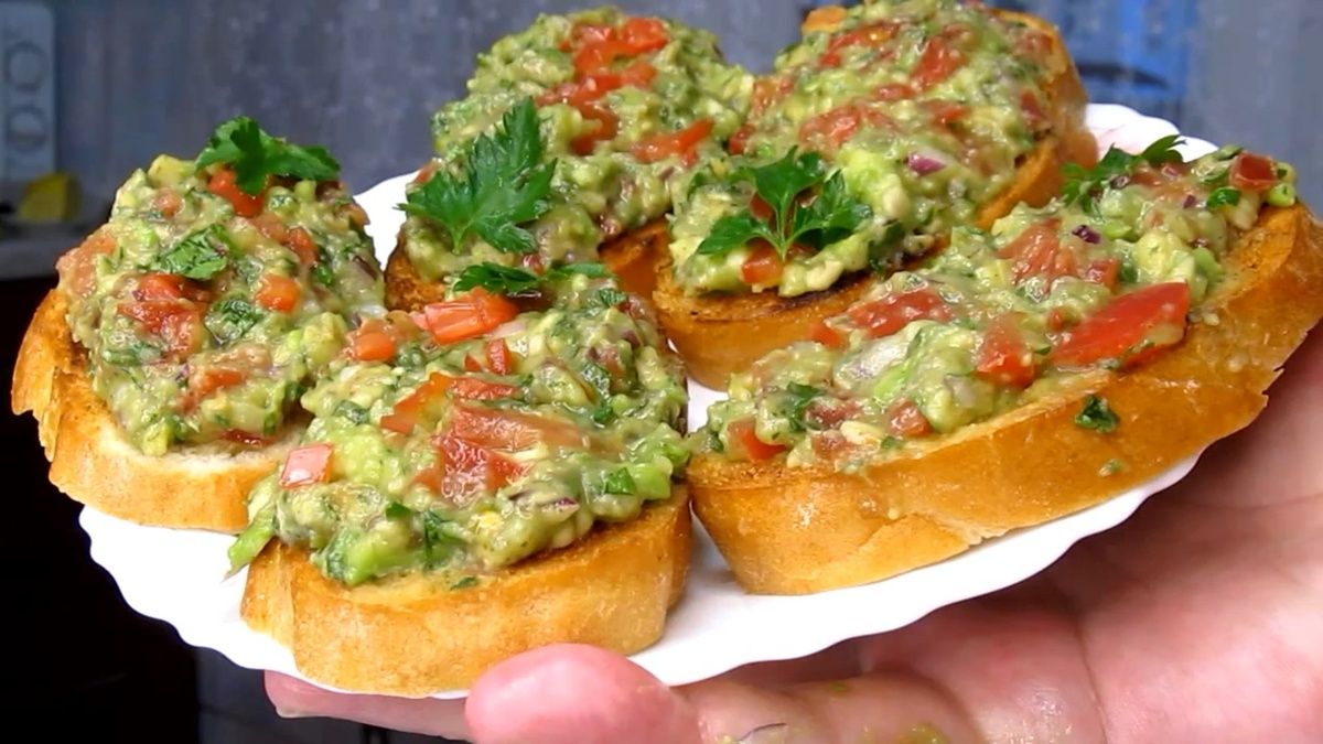 Скоростной авокадо-бутер: простота и вкус в каждой закуске