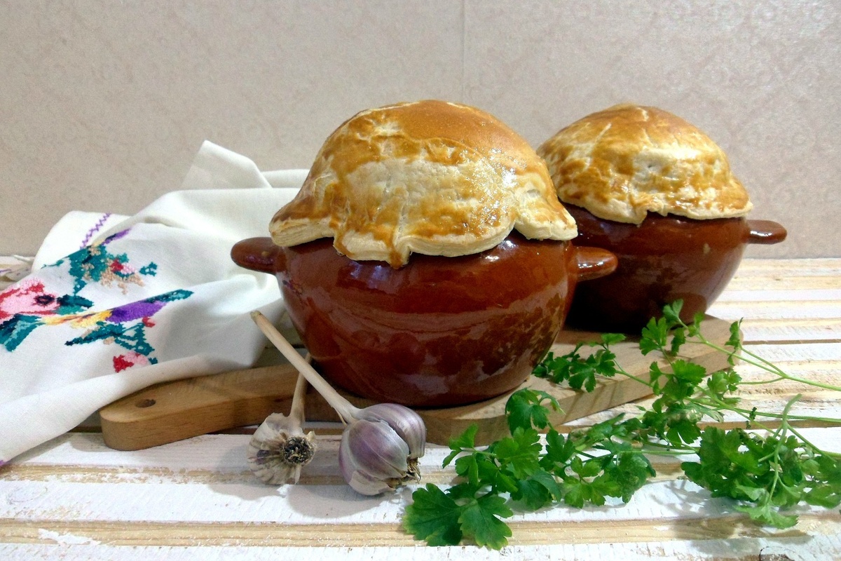 Жаркое в горшочках: волшебство под съедобной крышкой