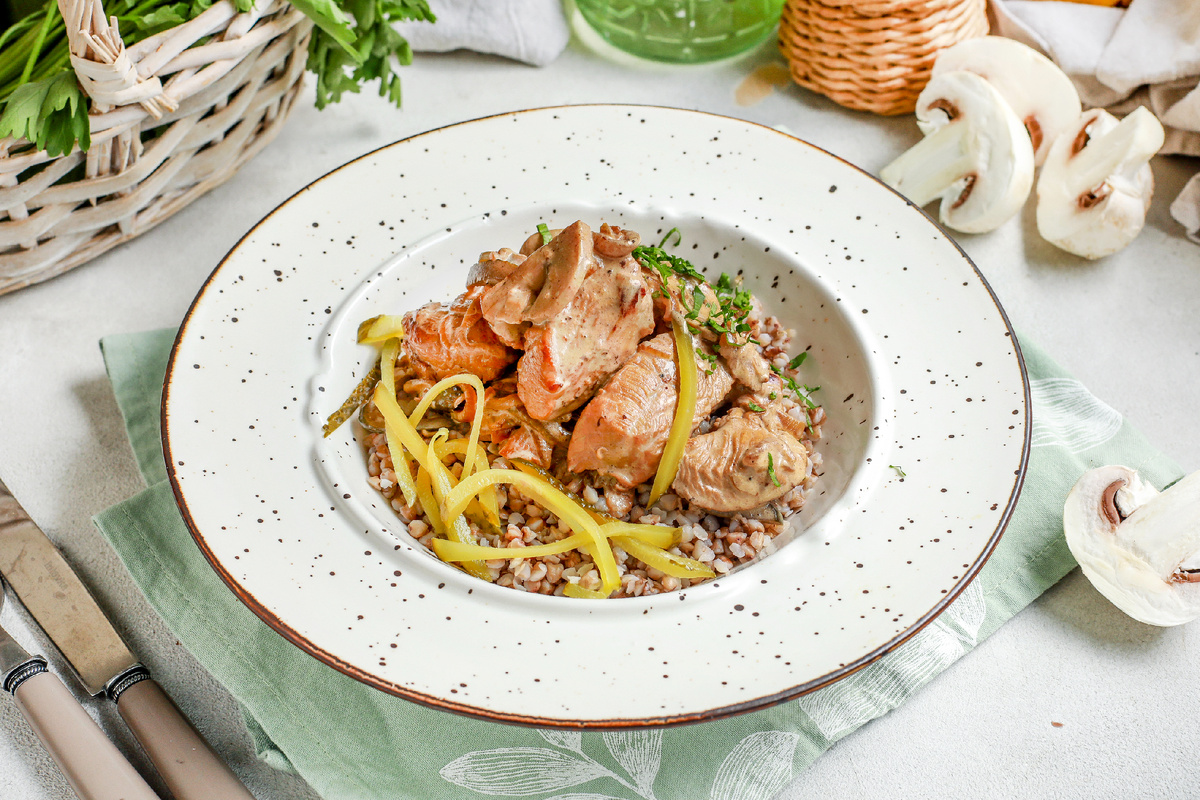 Бефстроганов из индейки: вкусный рецепт с гречкой и корнишонами