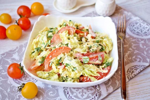 Легкий салат из пекинки и помидоров: вкусно и быстро за 15 минут