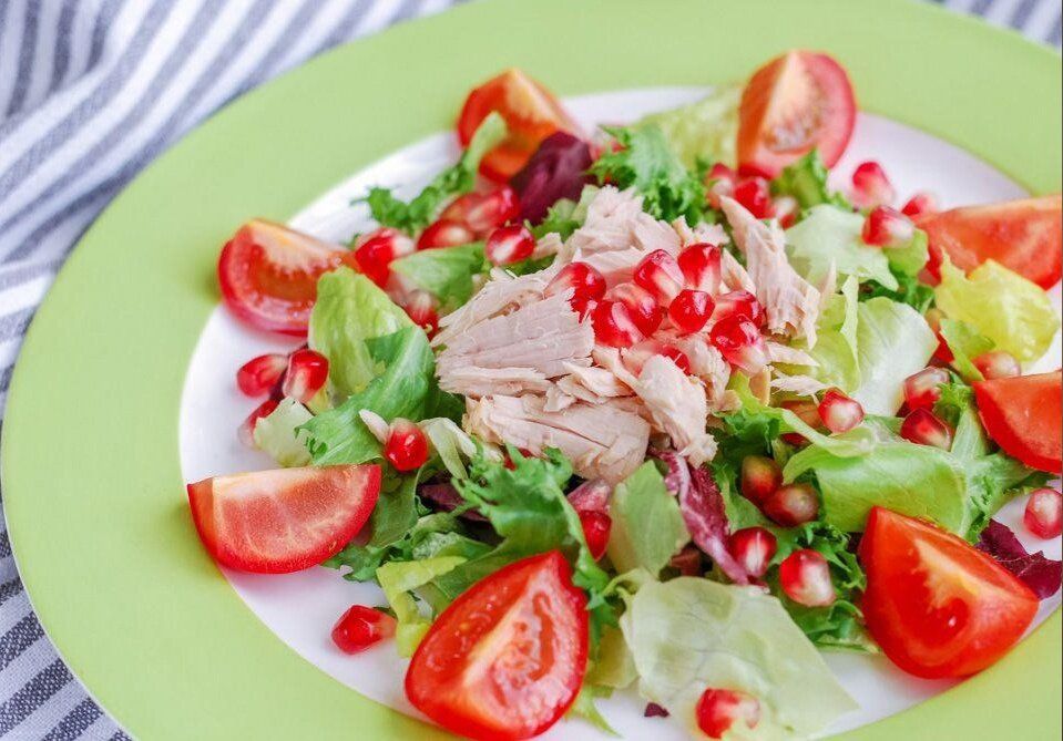 Нежный салат с тунцом и гранатом: свежесть и вкус в каждой порции