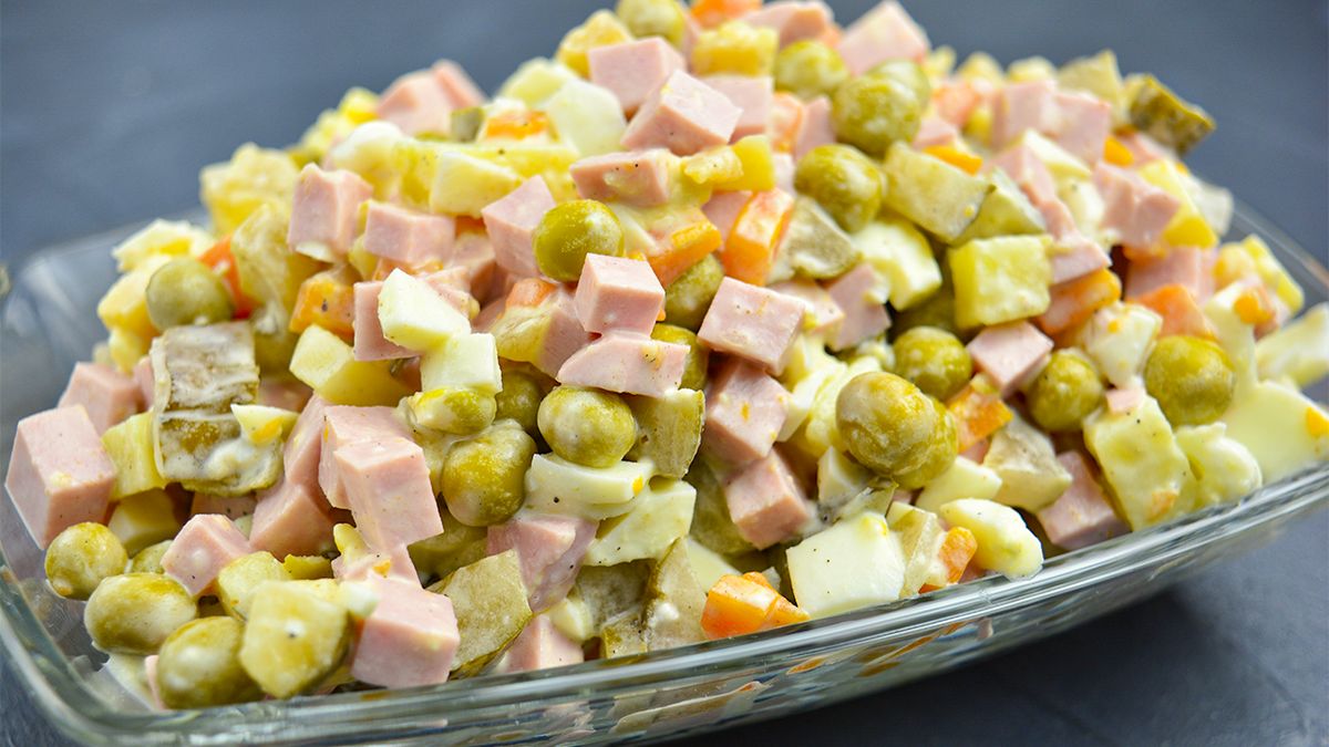 Удивите своих гостей оригинальным оливье: новые рецепты с классическим вкусом