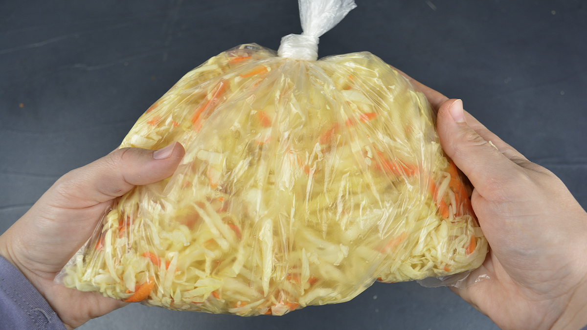 Легкий способ приготовления квашеной капусты в пакете