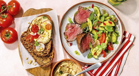 Сочные стейки и летние салаты: как приготовить вкусный обед на все случаи жизни