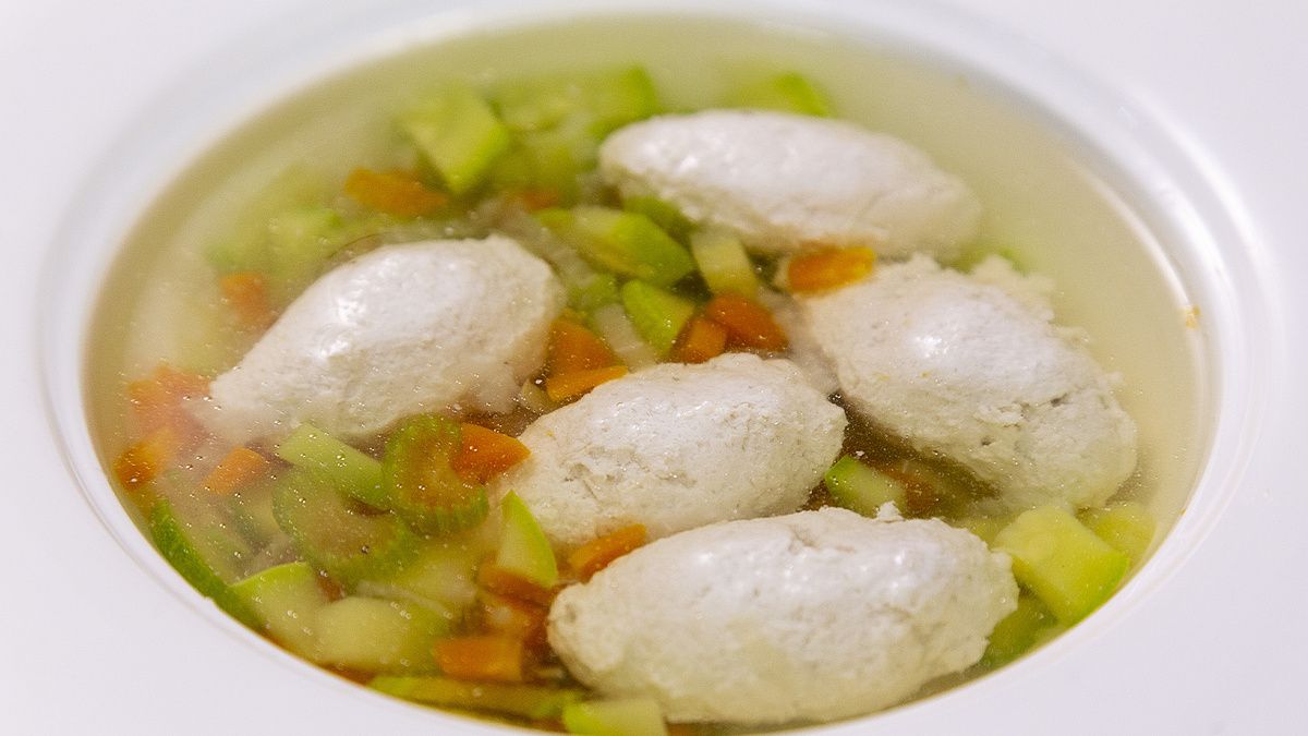 Нежный суп с куриными фрикадельками